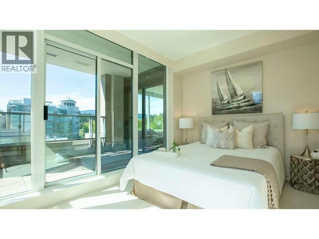 Building Photo - 1925 Alberni St