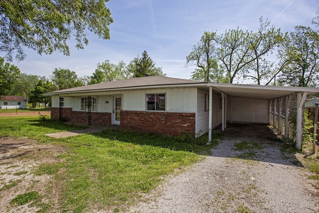 Building Photo - ***138 N. B Street***