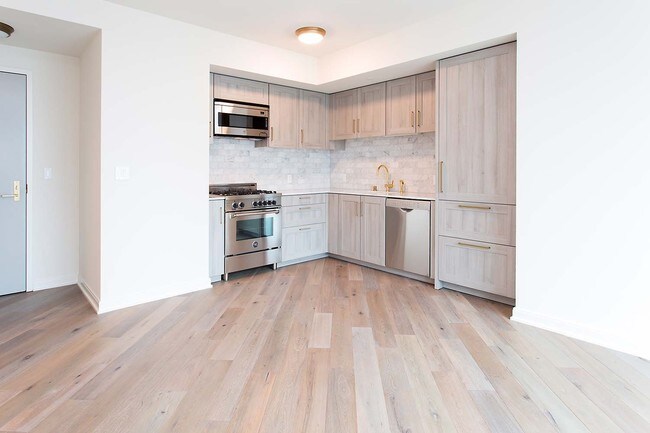 Building Photo - Gorgeous Condo with Bridge and Water Views