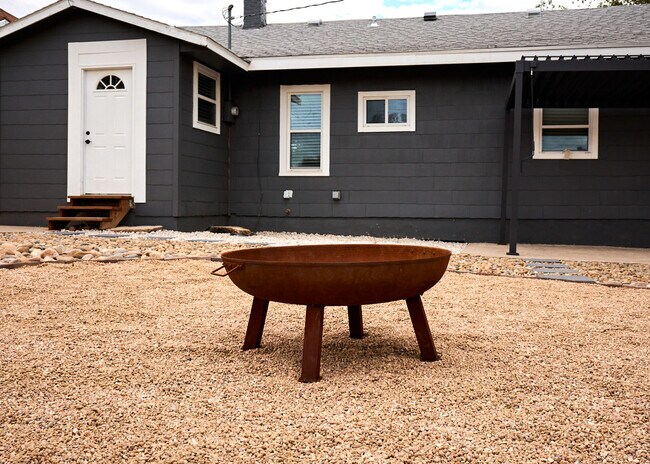 Backyard with plenty of room for friends! - 818 E Las Animas St House