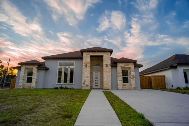 Building Photo - Spacious 4BR House in Mission