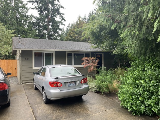Building Photo - 821 209th Ave NE