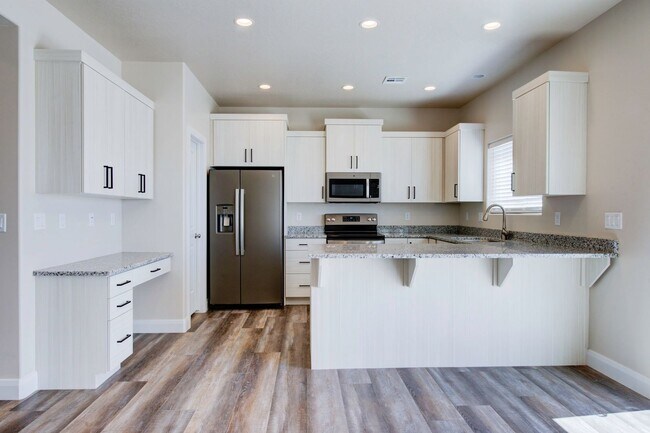 Foto del edificio - Like new 3 bedroom, 2.5 bathroom townhome in Cedar City!