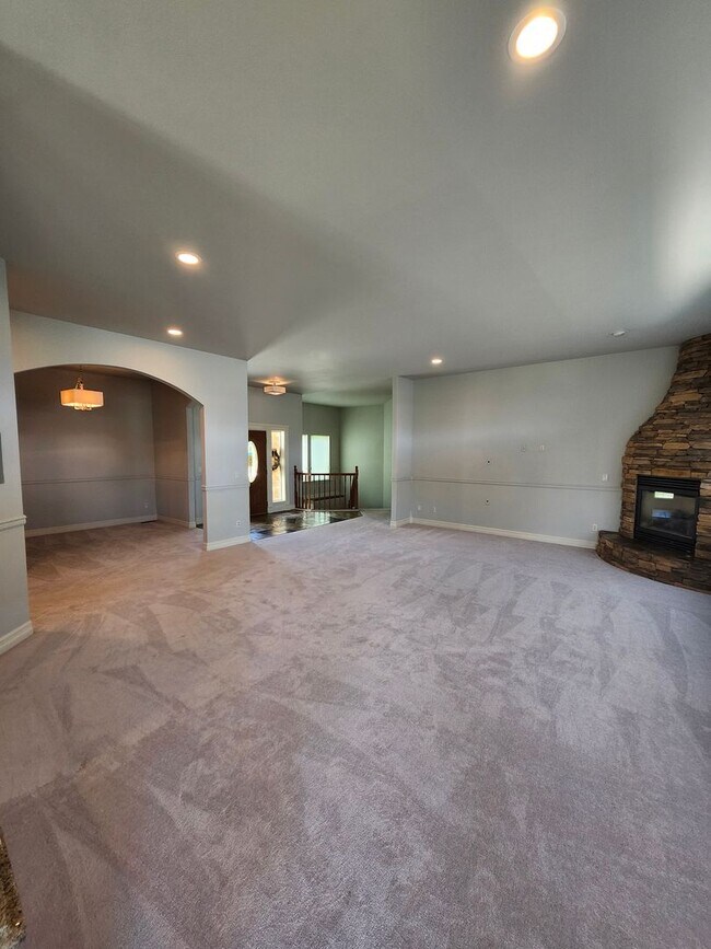 Foto del edificio - 718 Briarwood Dr