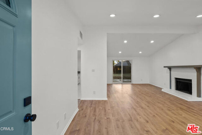 Building Photo - 27221 Hidaway Ave