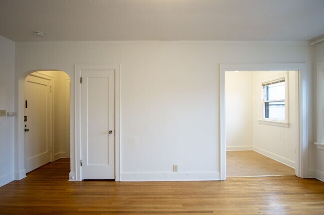 Foto del edificio - Adorable Studio w/Hardwoods, Built-ins + Close to TJ's!