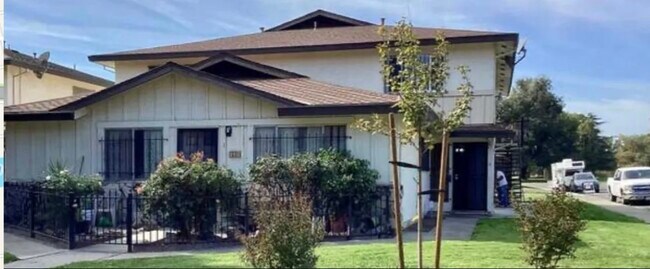 Foto del edificio - 1331 Pinetree Dr