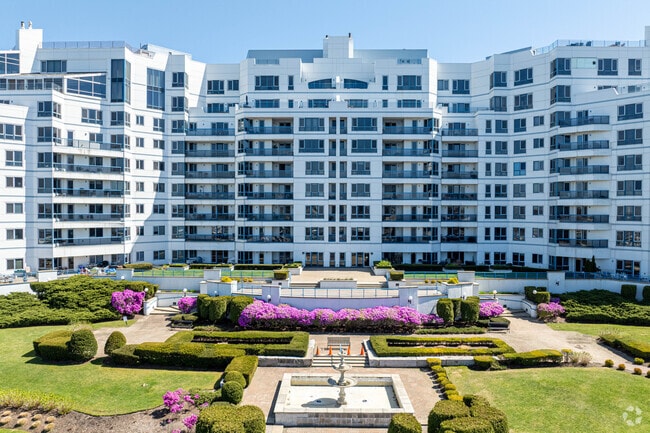 1001-2001 Marina Drive is located in the Marina Bay submarket in Quincy. - Marina Point