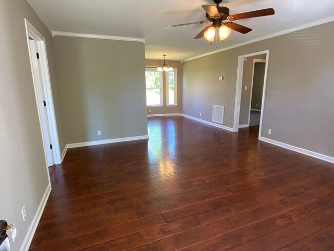 Building Photo - $1500 3 Bedroom 2 Bath Modern Brick Home!