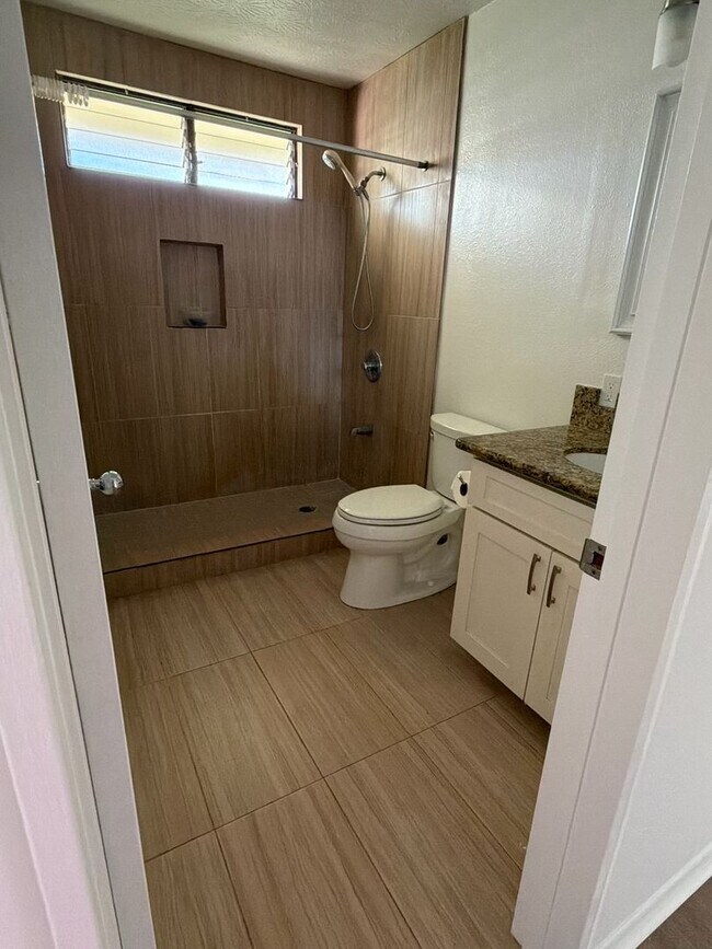 Foto del edificio - 2 bedroom 1 bath Cottage in the Aliamanu/Salt Lake area