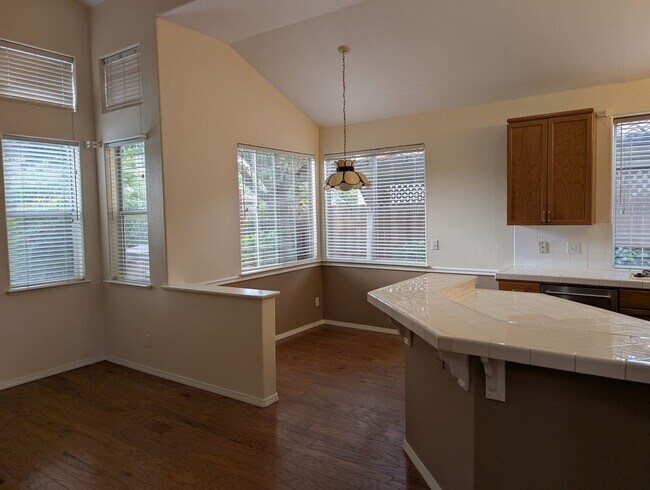 Foto del edificio - Wonderful 4 bedroom home in Clovis offering a pool, spa, 3 car garage, potential RV and or boat s...