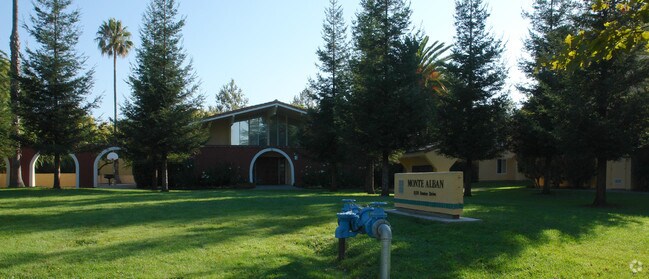 Foto del edificio - Monte Alban Apartments