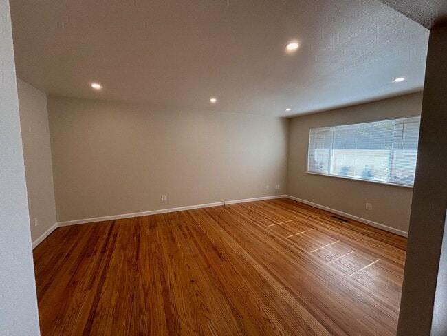 Foto del edificio - Updated Single level 3 bedroom 2 bathroom Bennett Valley Home with new paint and beautiful refini...