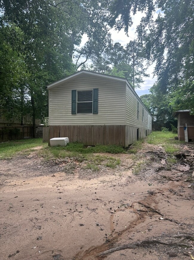 Building Photo - 20183 Lakeway Ln