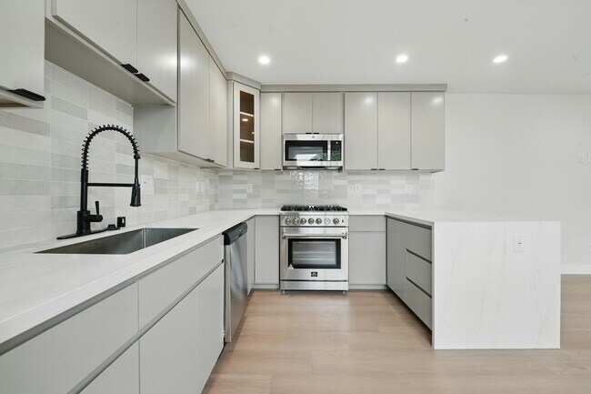 Foto del edificio - 8234 Blackburn Ave