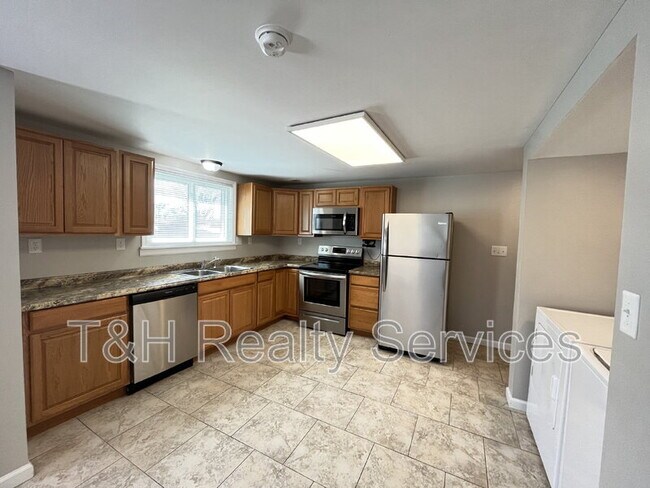 Building Photo - 611 N Waldemere Ave