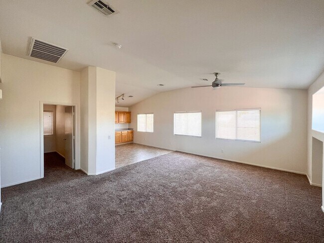 Foto del edificio - 3 Bed, 3 Bath Split-Level Home in Gated Co...