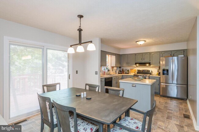 Building Photo - 323 Cree Terrace