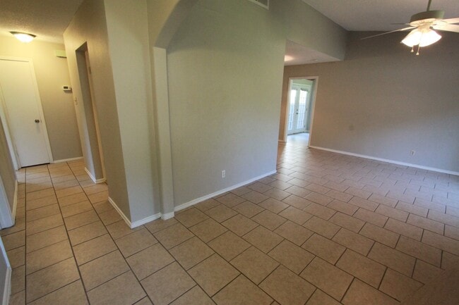 Building Photo - Southeast Austin Home with Vaulted Ceilings, Bonus Room & Private Backyard