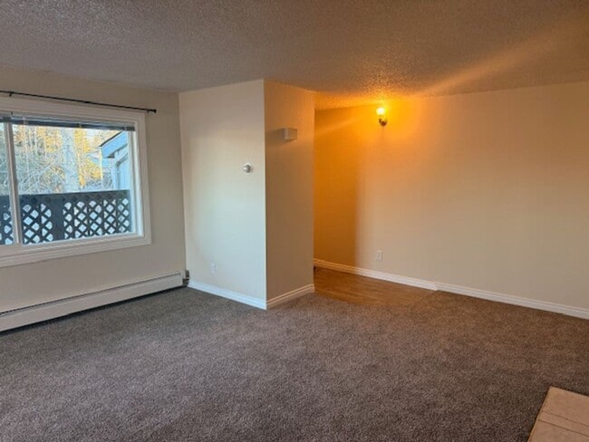 Building Photo - 3 Bedroom Apartment in Jewel Lake w/ Garage and Large Deck!