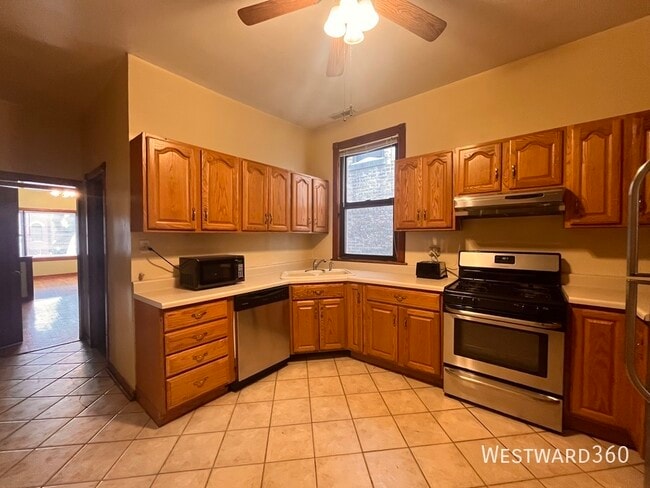 Photo - 3110 N Kenmore Ave Apartment