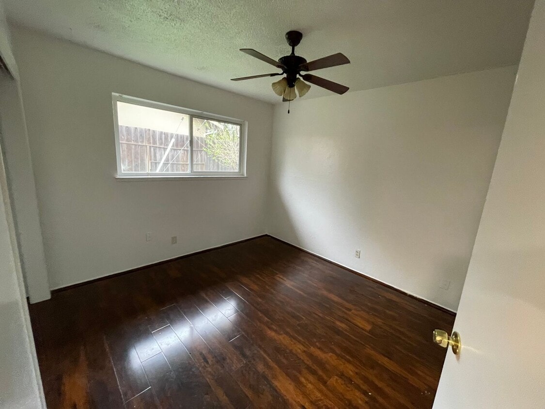 Building Photo - Cute Citrus Heights Duplex