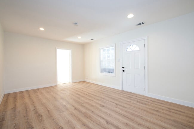 Building Photo - 7912 Vineland Ave