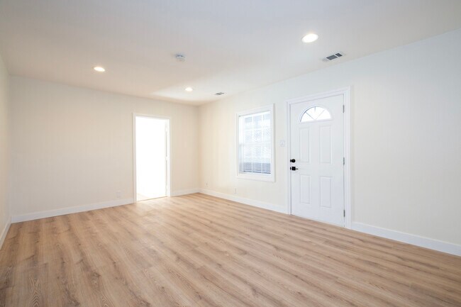 Foto del edificio - 7912 Vineland Ave