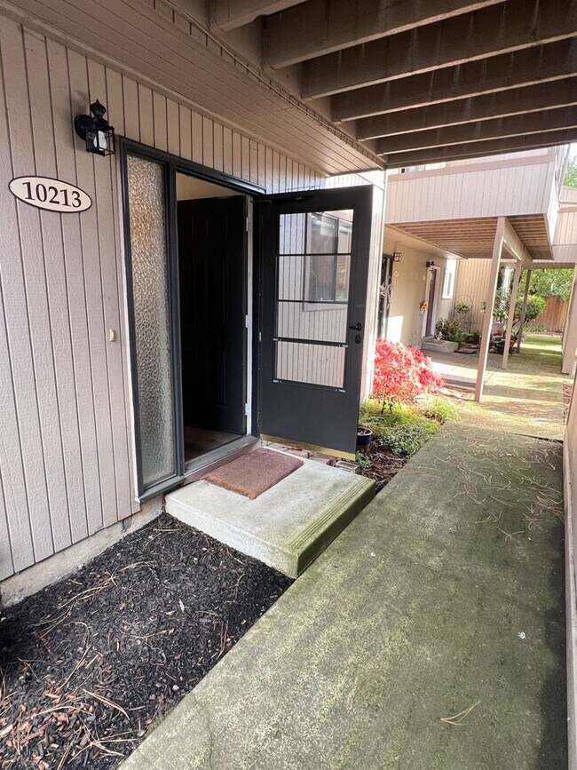 Building Photo - 2 Bedroom Townhome