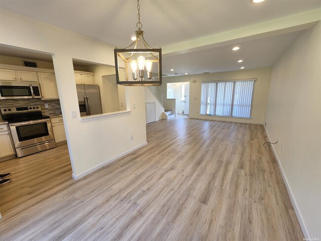 Building Photo - 30 W Pond Ct