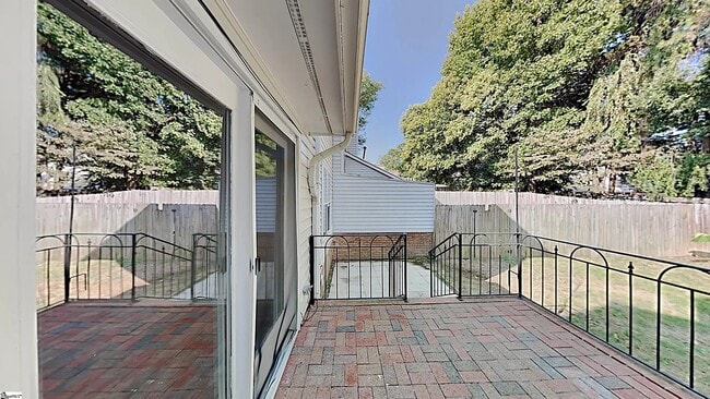 Building Photo - 2 Somersett Dr