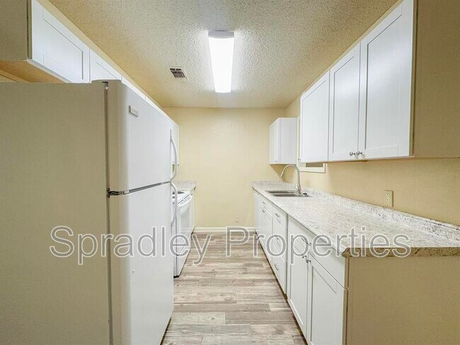Building Photo - 4404a Briar Cliff Rd
