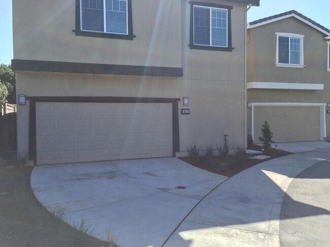 Building Photo - 4 bedroom in East Palo Alto CA 94303