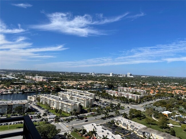 Building Photo - 2500 Parkview Dr