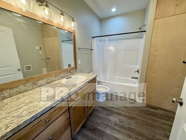 Foto del edificio - Near New - 2 Bed, 1 Bath Apartment