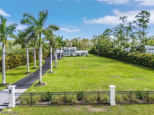 Foto del edificio - 6155 Standing Oaks Ln
