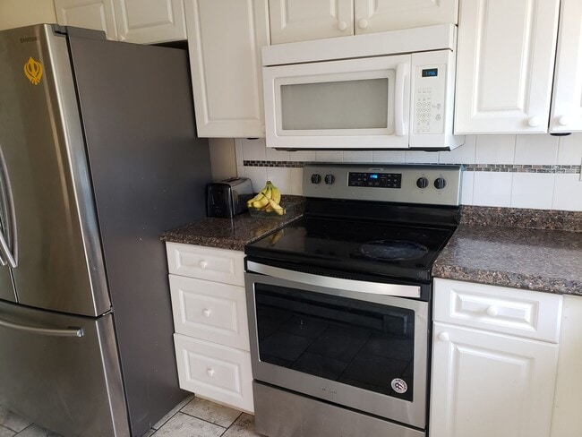 Building Photo - 2 Bedroom 1.5 Bath Townhouse With Private ...