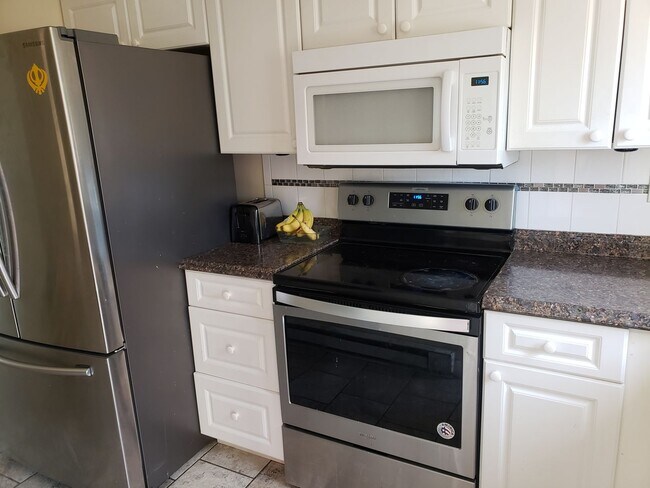 Foto del edificio - 2 Bedroom 1.5 Bath Townhouse With Private ...