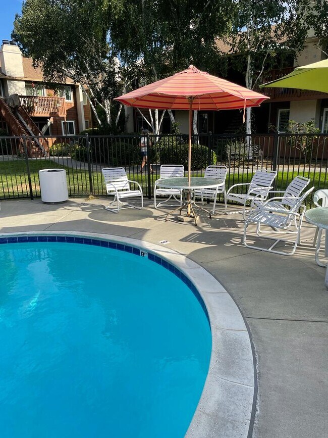 Swimming pool - 3471 Pennsylvania Cmn