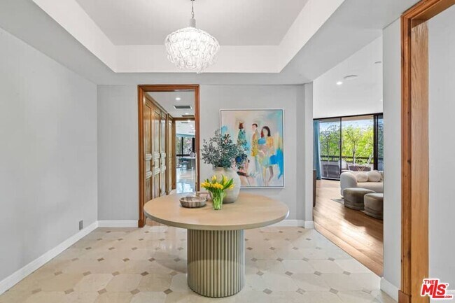 Foto del edificio - 300 N Swall Dr