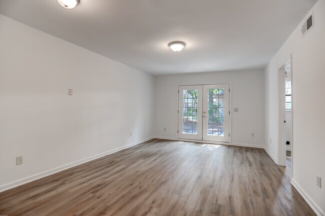 Building Photo - 1618 Poinsetta Rd