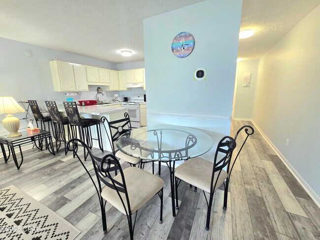 Foto del edificio - 17642 Front Beach Rd
