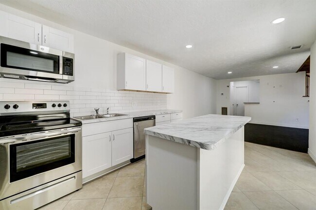 Building Photo - 5610 Easthampton Dr