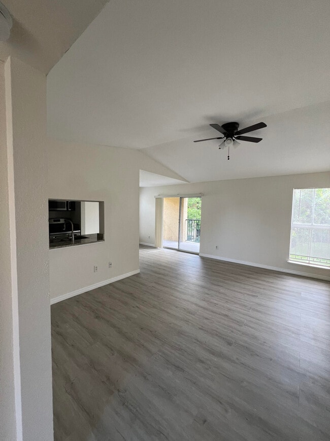 Foto del edificio - 899 Riverside Dr