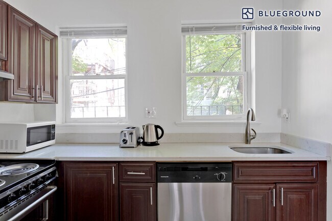 Foto del edificio - 352 E 8th St