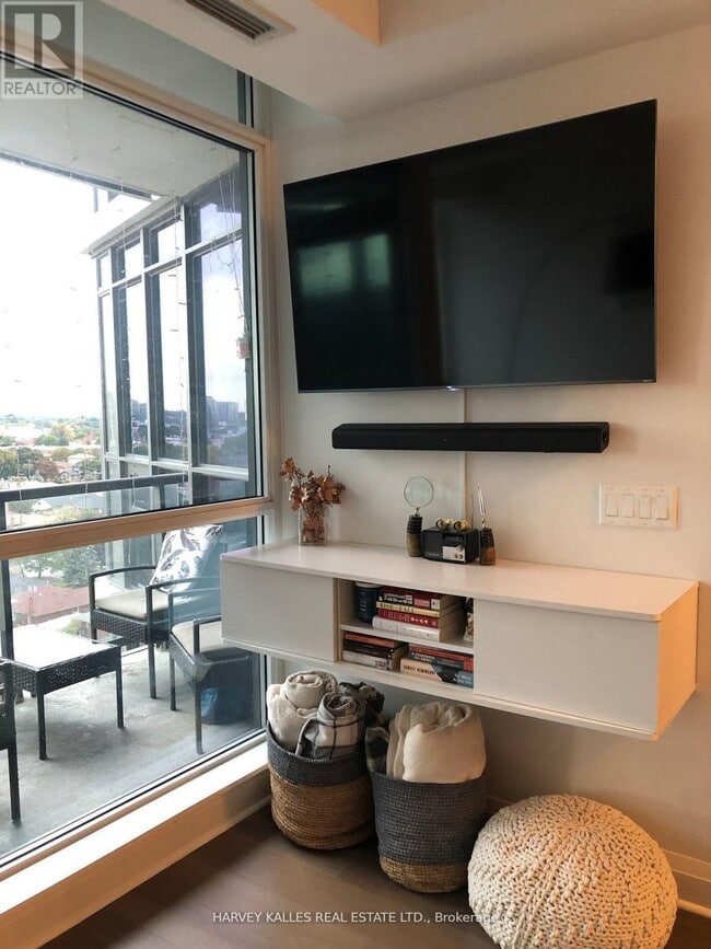 Photo du bâtiment - 1185 The Queensway