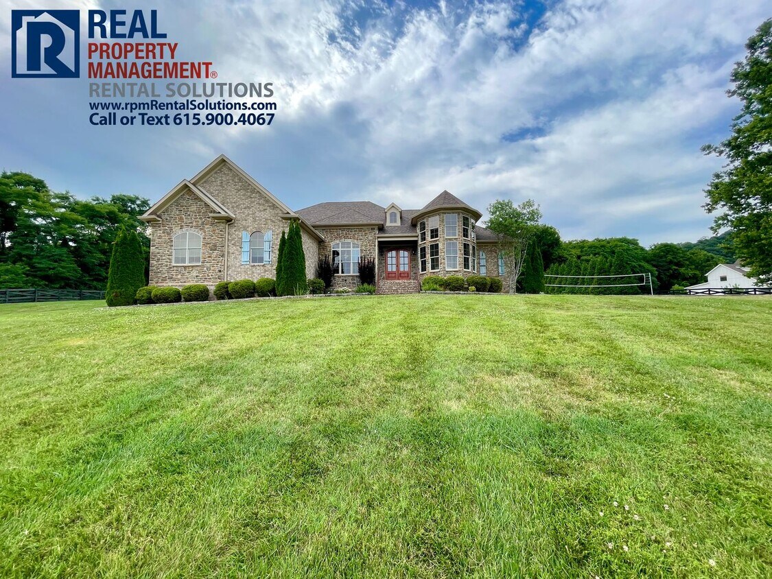 Primary Photo - Stunning executive home on 6 acres in Thom...