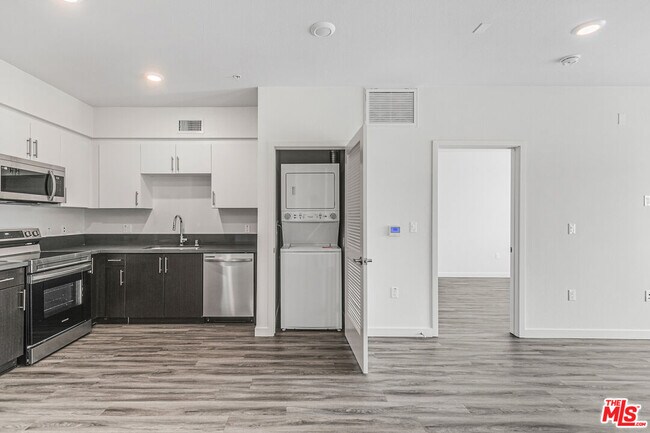 Building Photo - 3567 Chesapeake Ave