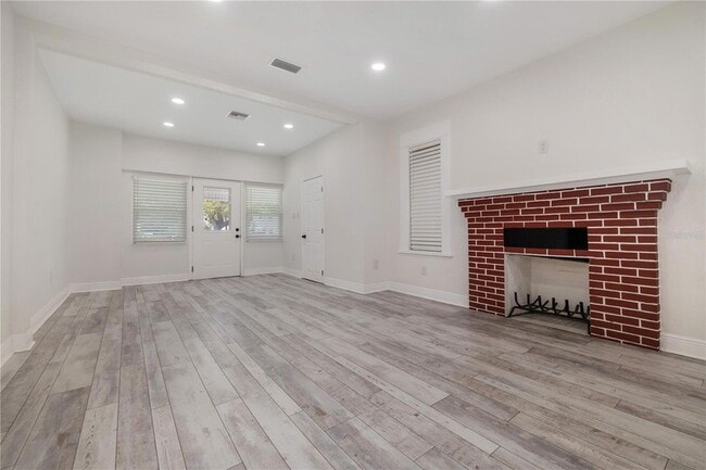 Building Photo - 409 S Willow Ave