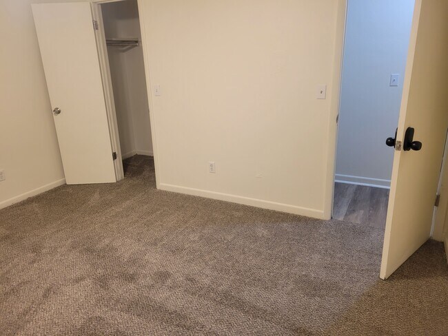 Armario adjunto - 2613 34th Ave